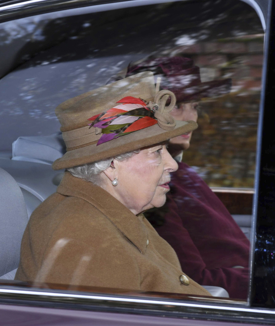 Kráľovná Alžbeta II. prichádza