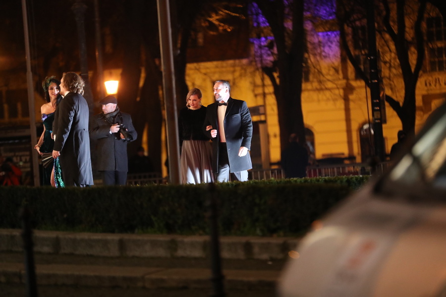 Ples v opere 2020: Modelka Lucia Hablovičová a návrhár Boris Hanečka. Za nimi Martin Mňahončák s manželkou.
