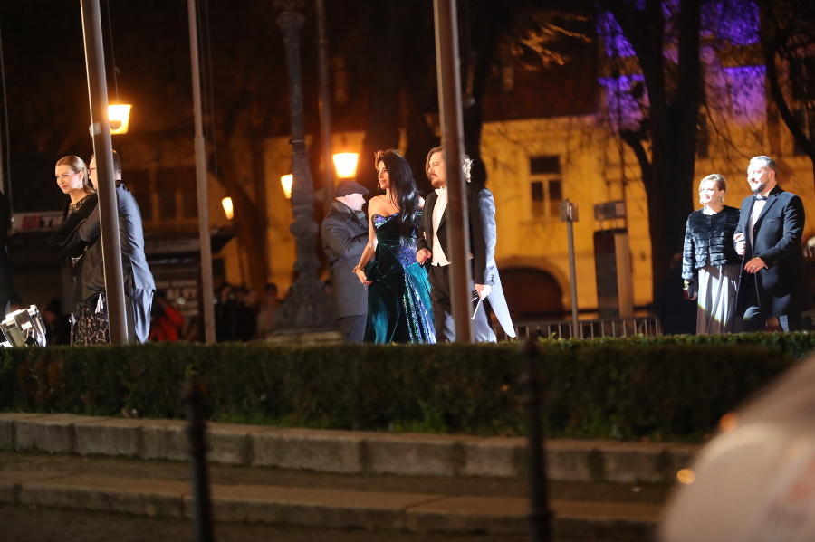 Ples v opere 2020: Modelka Lucia Hablovičová a návrhár Boris Hanečka. Za nimi Martin Mňahončák s manželkou.