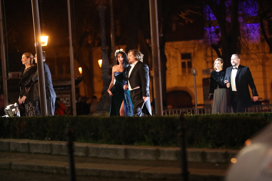 Ples v opere 2020: Modelka Lucia Hablovičová a návrhár Boris Hanečka. Za nimi Martin Mňahončák s manželkou.