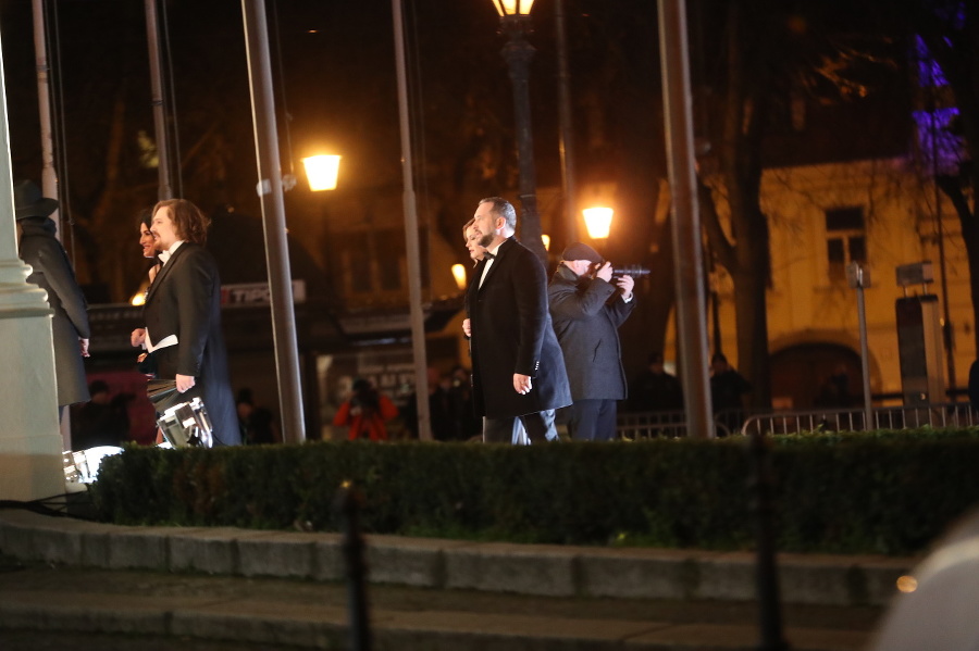 Ples v opere 2020: Modelka Lucia Hablovičová a návrhár Boris Hanečka. Za nimi Martin Mňahončák s manželkou.