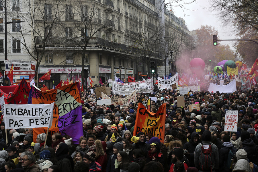 Demonštranti v uliciach Paríža