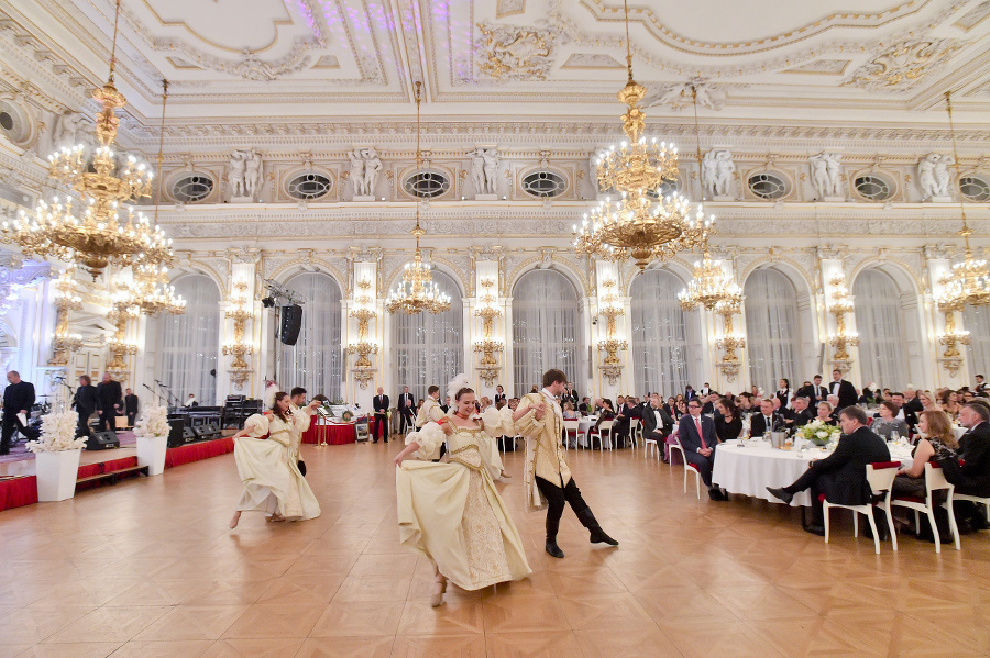 Charitatívny ples na Pražskom
