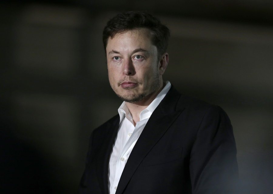 Elon Musk podľa zamestnancov