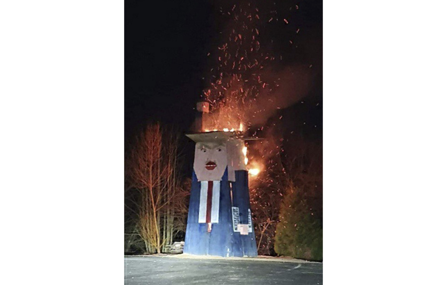 Podpálili drevenú sochu Donalda