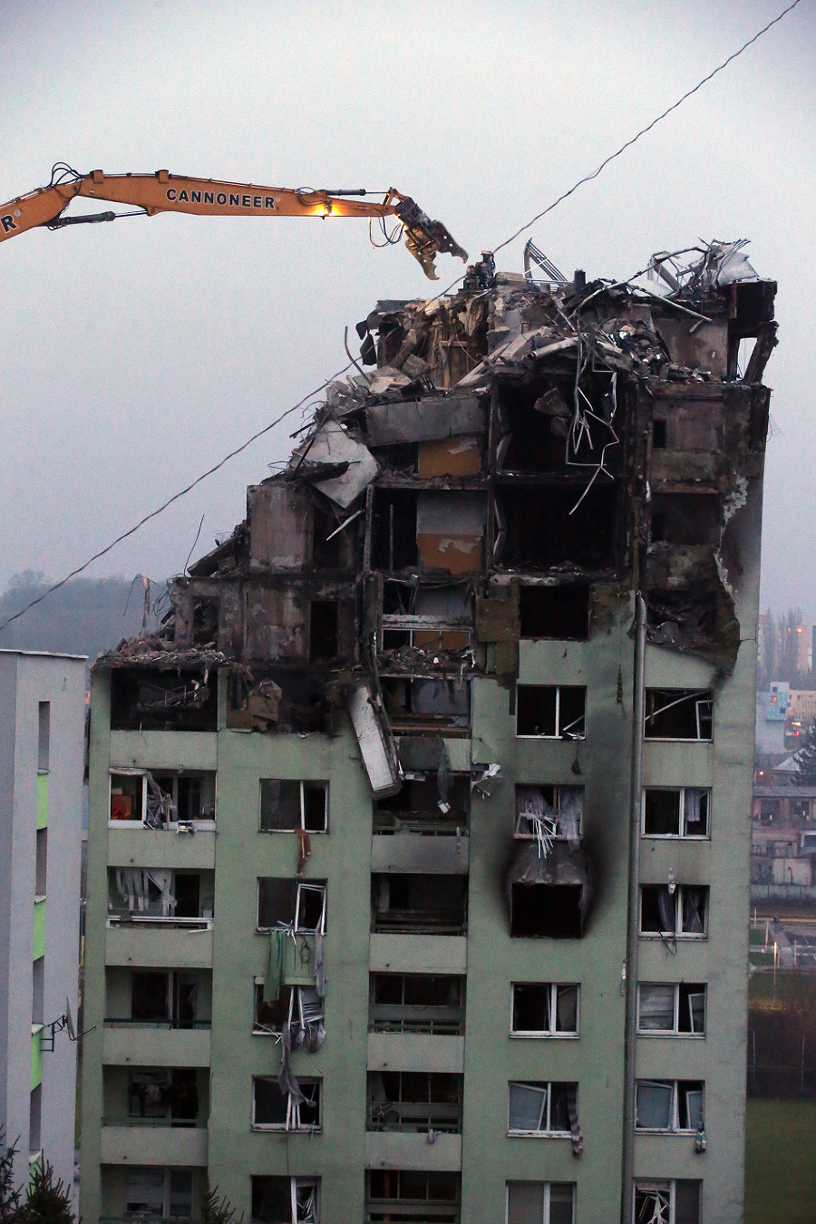 Pohľad na zničenú stavbu