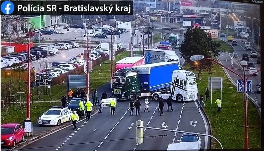 Kamióny zablokovali Rožňavskú ulicu