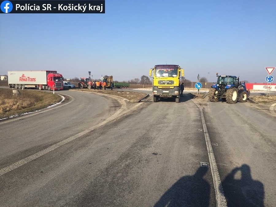 Autodopravcovia zablokovali cestu medzi