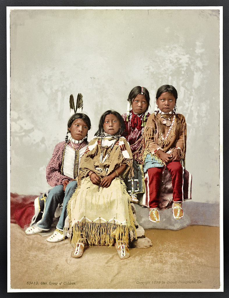 Skupina detí z kmeňa