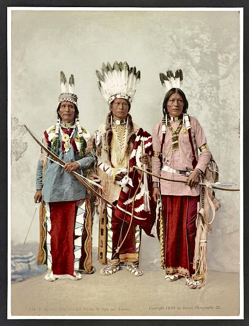 Muži z kmeňa Apačov