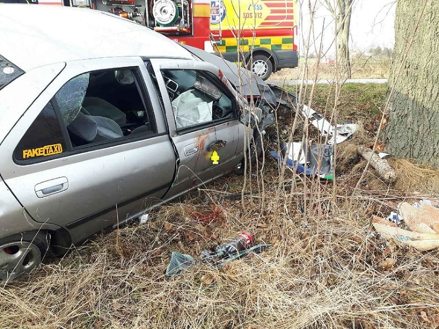 Auto narazilo čelne do