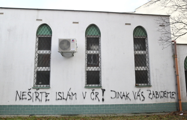 Vyhrážka na stene mešity.
