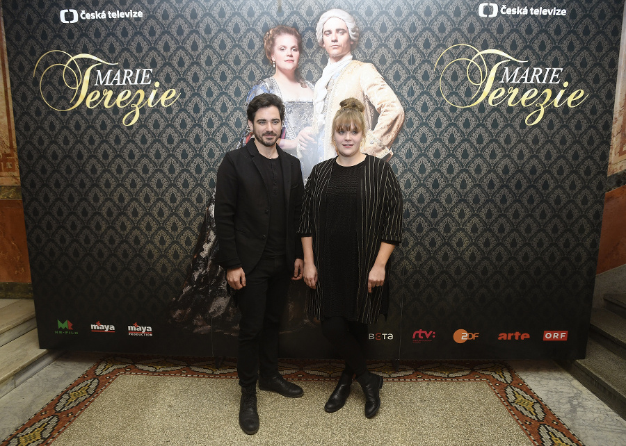 Herci Vojta Kotek a Stefanie Reinsperger z fimovej série Mária Terézia.