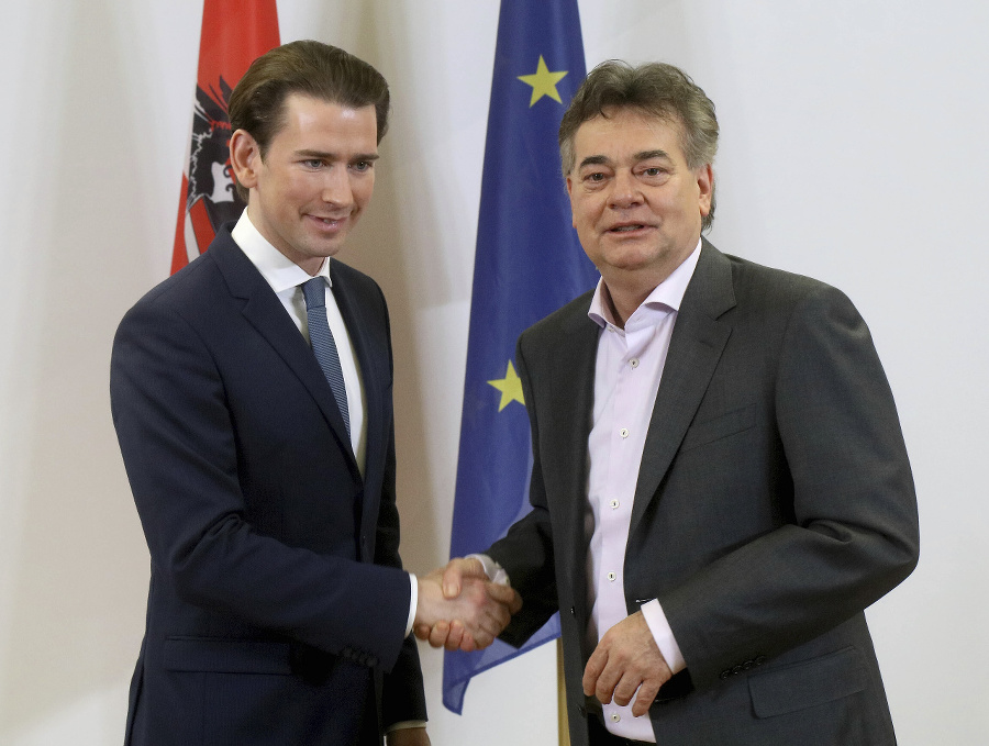 Predseda konzervatívnej Rakúskej ľudovej strany (ÖVP) a bývalý kancelár Sebastian Kurz (vľavo) a šéf Zelených Werner Kogler