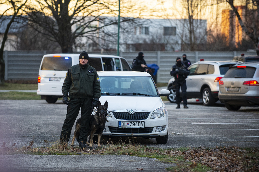 Policajné hliadky pred budovou