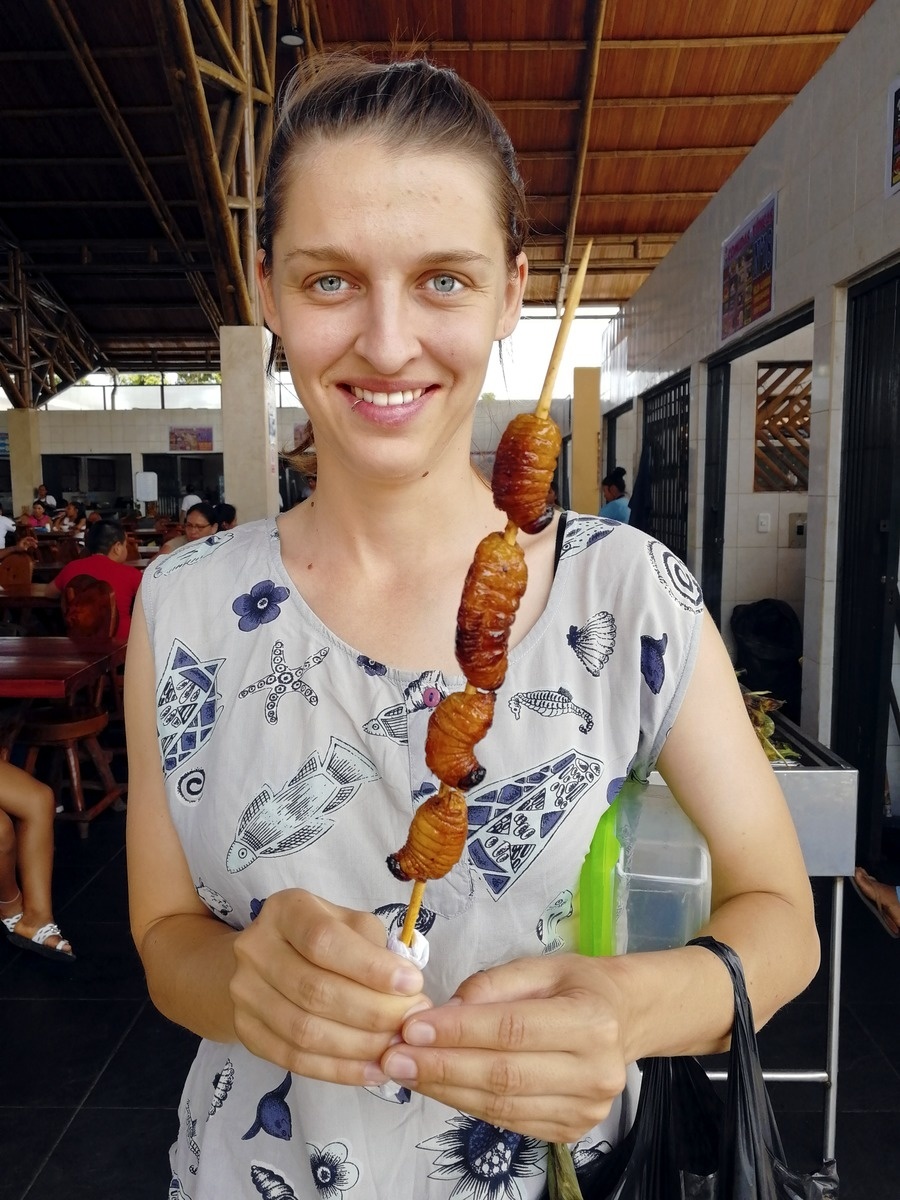 Larvy v Coce: Lokalna delikatesa z grilu chutí podľa Lucie trochu ako oškvarky.