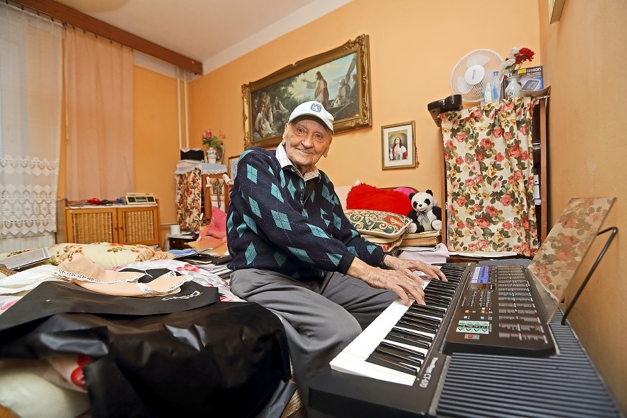 Zdravie mu už neslúži a tak si tóny organu vychutnáva v pohodlí domova.