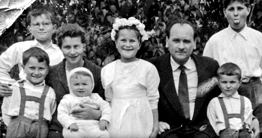 Pán učiteľ Kolarovič so svojou dnes už nebohou manželkou a deťmi.