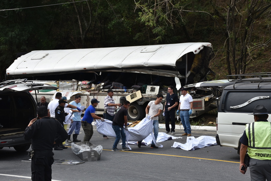 Autobus sa zrazil s