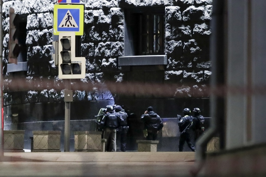 Ruské špeciálne jednotky zabezpečujú oblasť pri budove FSB v Moskve. 