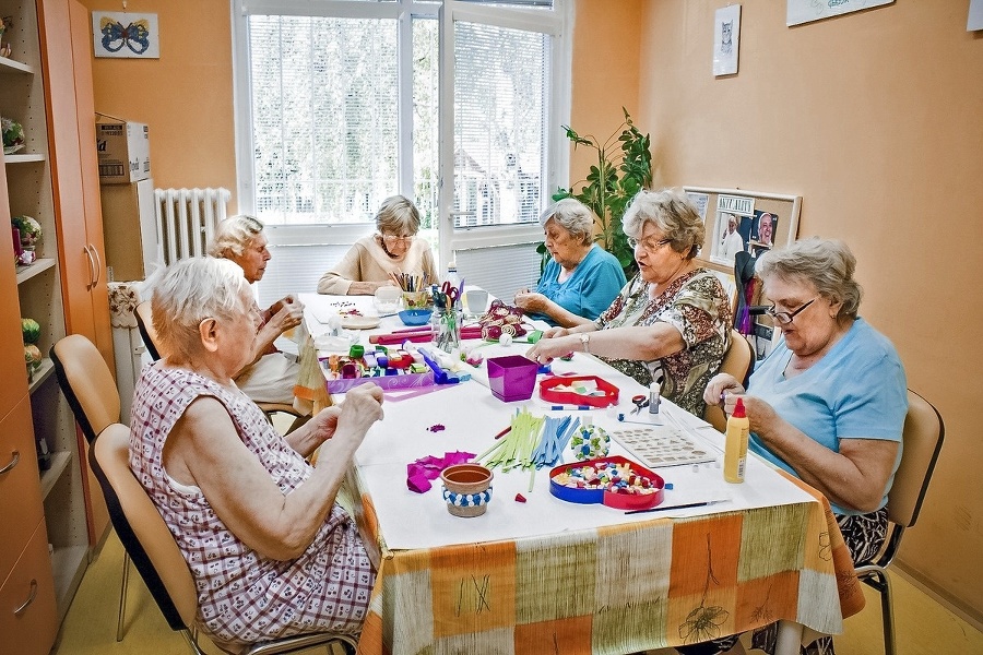 Seniori, ktorí sú odkázaní