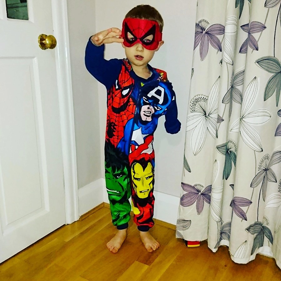Chlapček zbožňuje superhrdinov, najviac