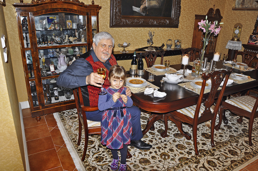 S vnučkou Karolínkou si rád pochutná na kapustnici.