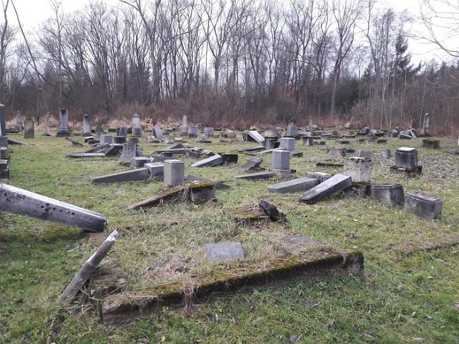 Vandali zničili židovský cintorín.