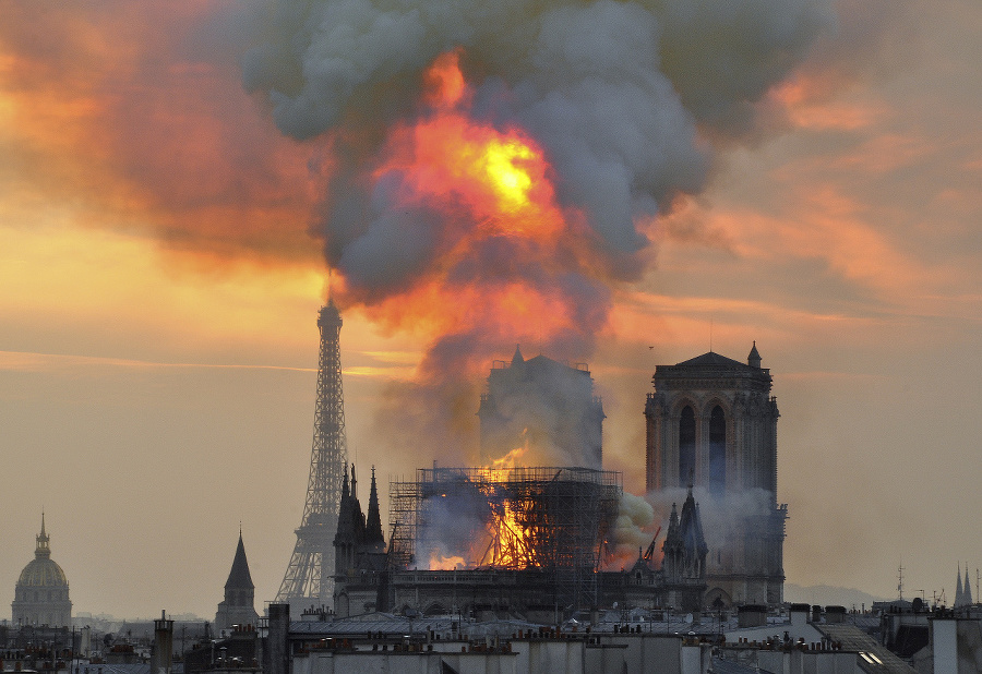 Parížsku katedrálu Notre-Dame čakajú po masívnom požiari rekonštrukčné práce.