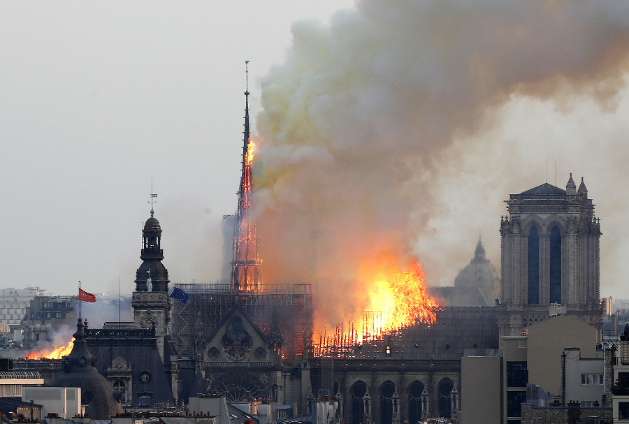 Katedrála Notre Dame v plameňoch.
