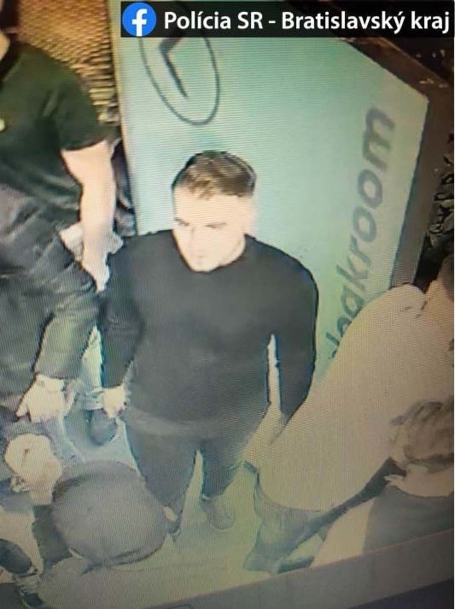 Polícia pátra po týchto mužoch, ktorí by jej mohli pomôcť objasniť incident.