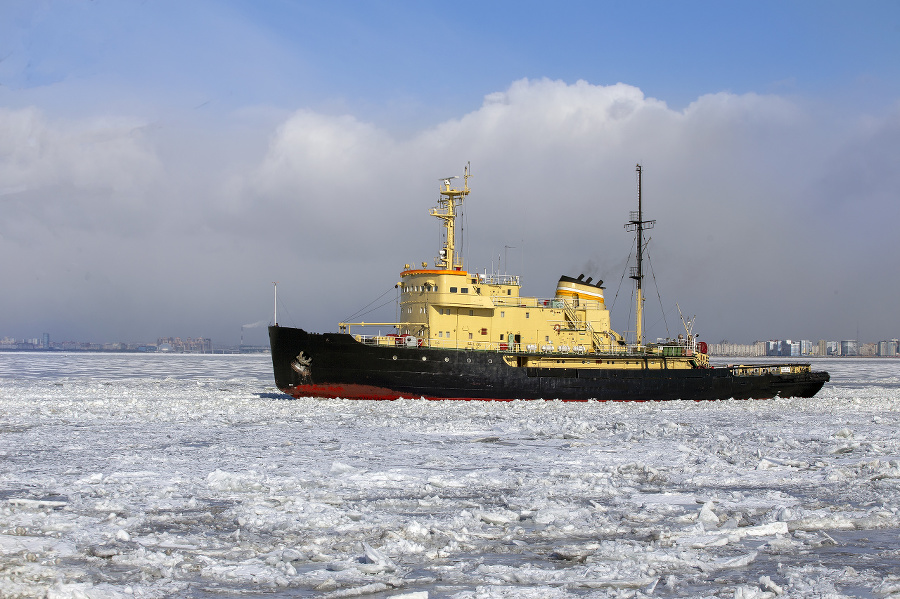 Icebreaker ship breaks ice