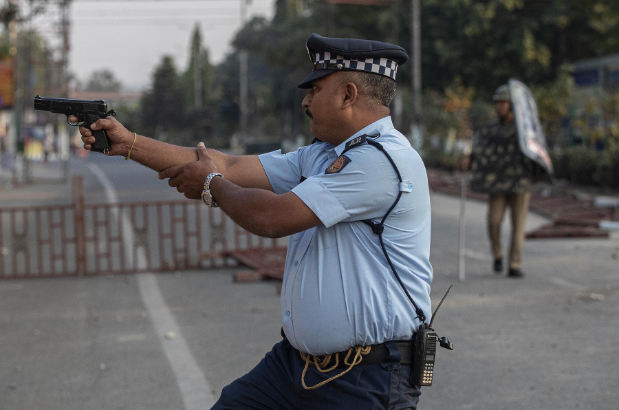 Indickí policajti neváhali počas