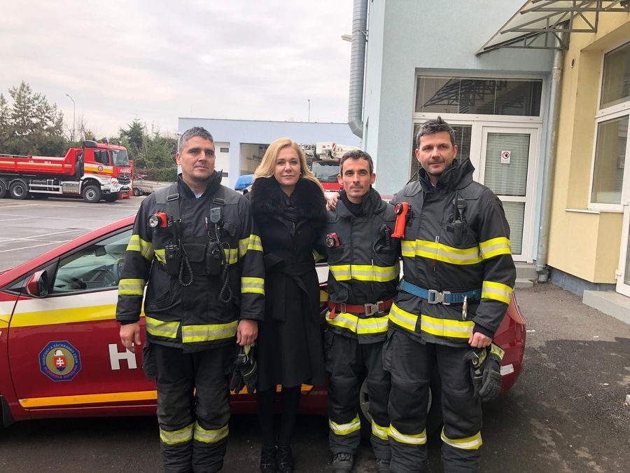 Ministerka Saková ocenila hasičov.