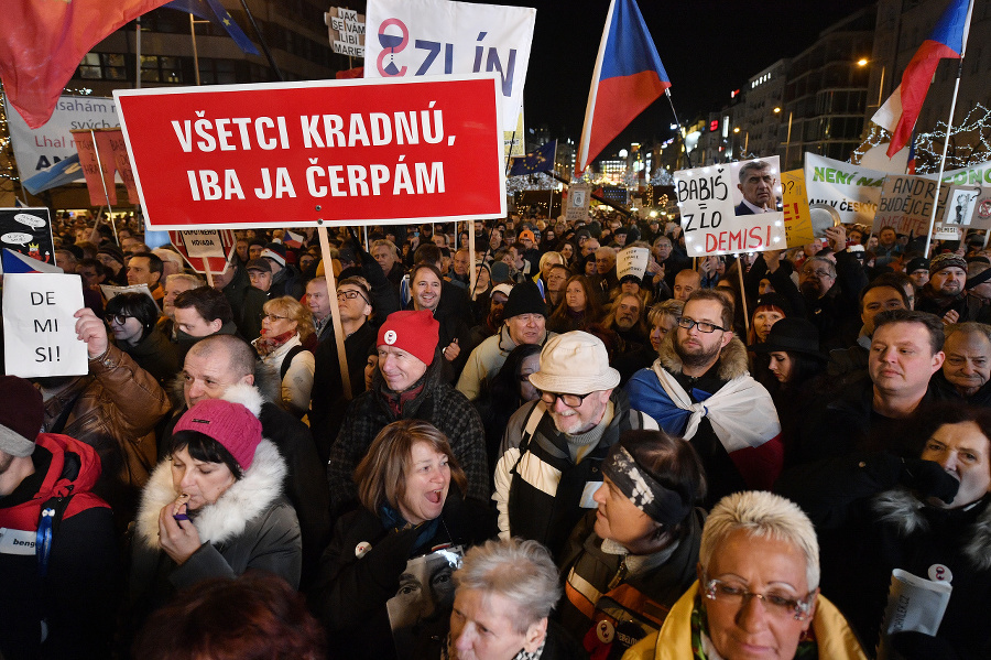 Ľudia vyjadrili svoj postoj veľavravnými transparentmi.