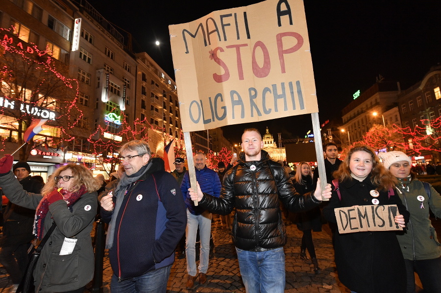 Ľudia vyjadrili svoj postoj veľavravnými transparentmi.