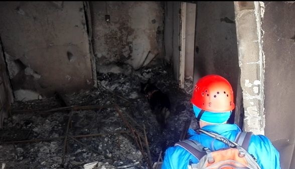 Záchranári pokračovali v dohľadávaní osôb v bytovom dome.