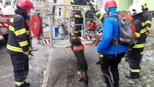 Záchranári pokračovali v dohľadávaní osôb v bytovom dome.