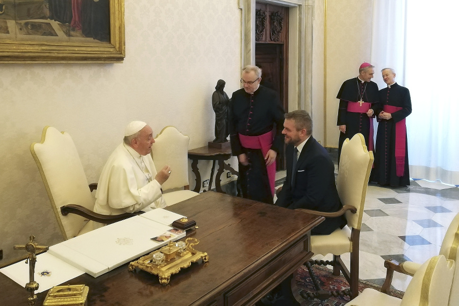 Na snímke vľavo pápež