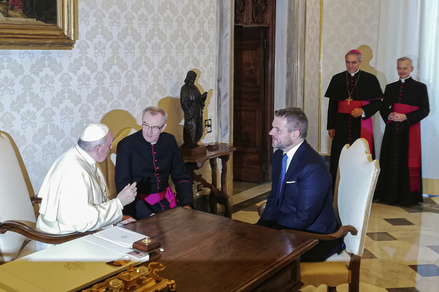 Na snímke vľavo pápež