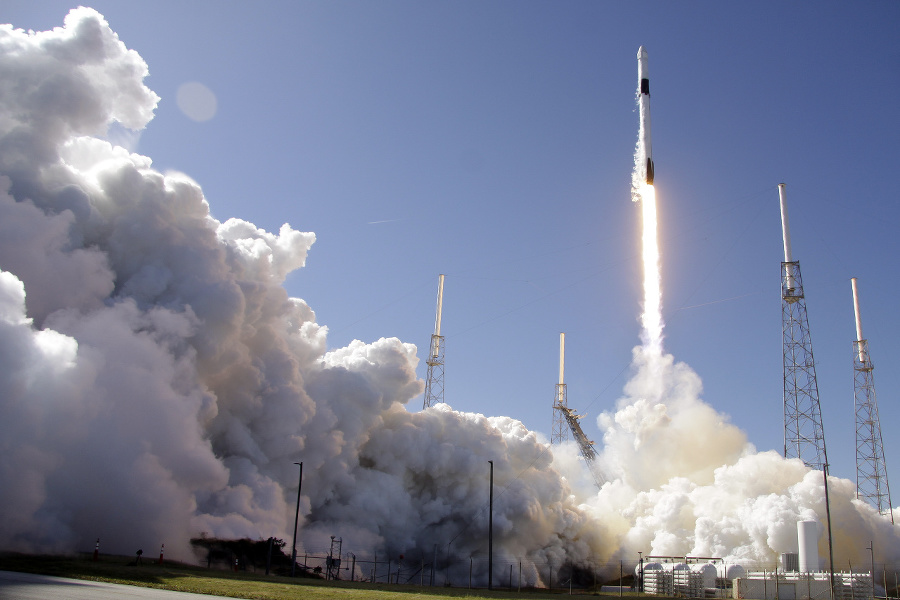 Raketa spoločnosti SpaceX dopravila