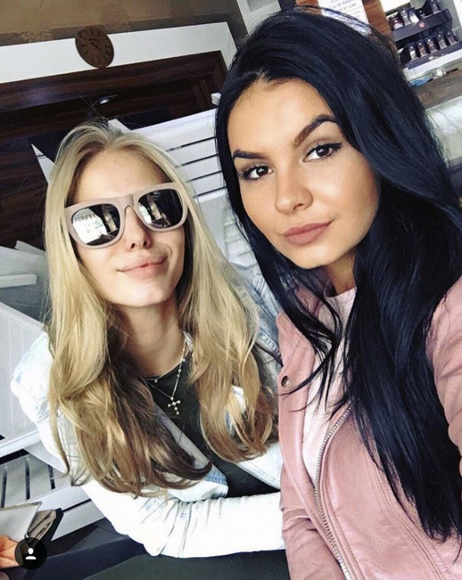 Jej sesternicou je známa modelka Saša Gachulincová.