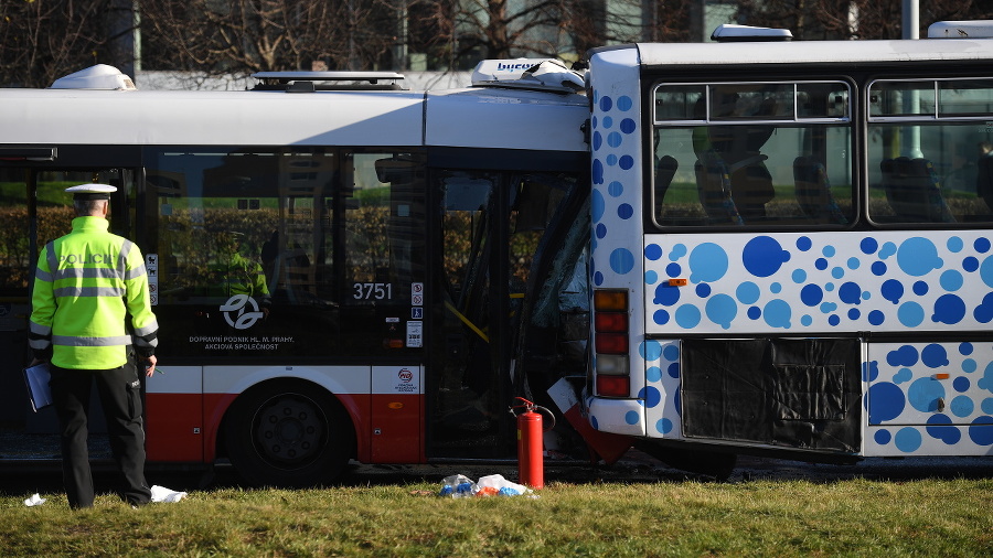 Zrážka autobusov v Prahe.