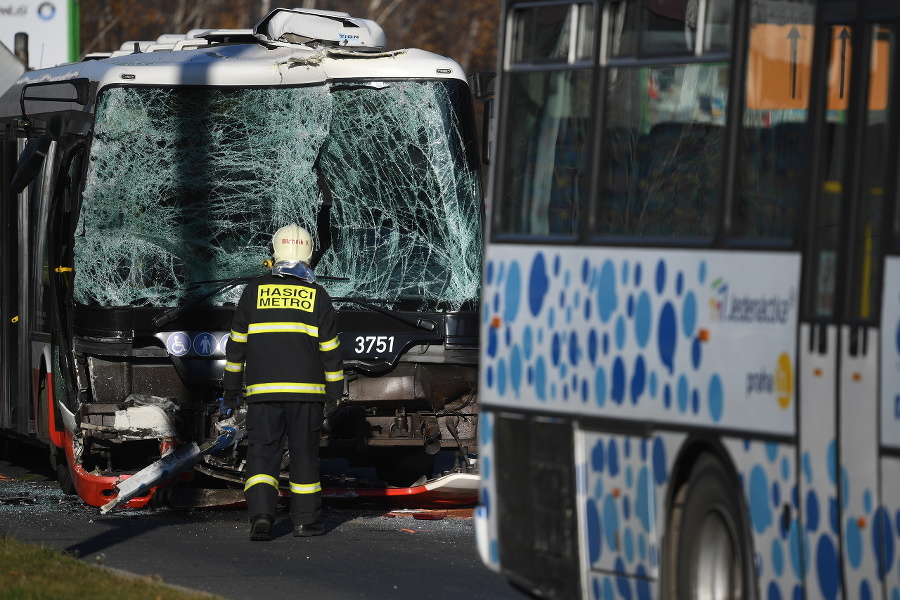 Zrážka autobusov v Prahe.