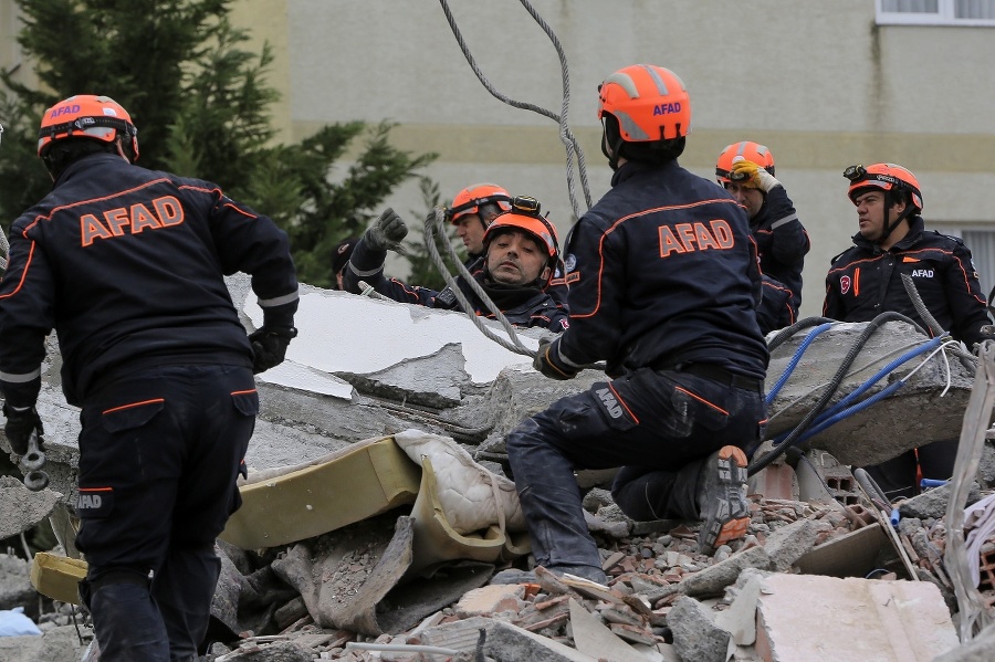 Tureckí záchranári odstraňujú sutiny