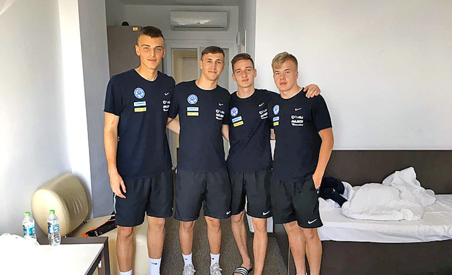 Posledné repre foto Sivoňa (druhý zľava) s triom ružomberských spoluhráčov. 