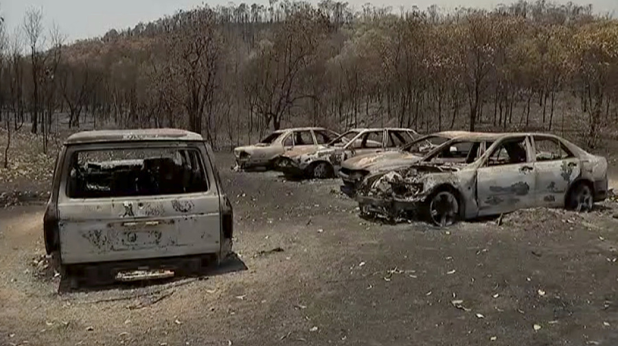 Zhorené autá po lesných