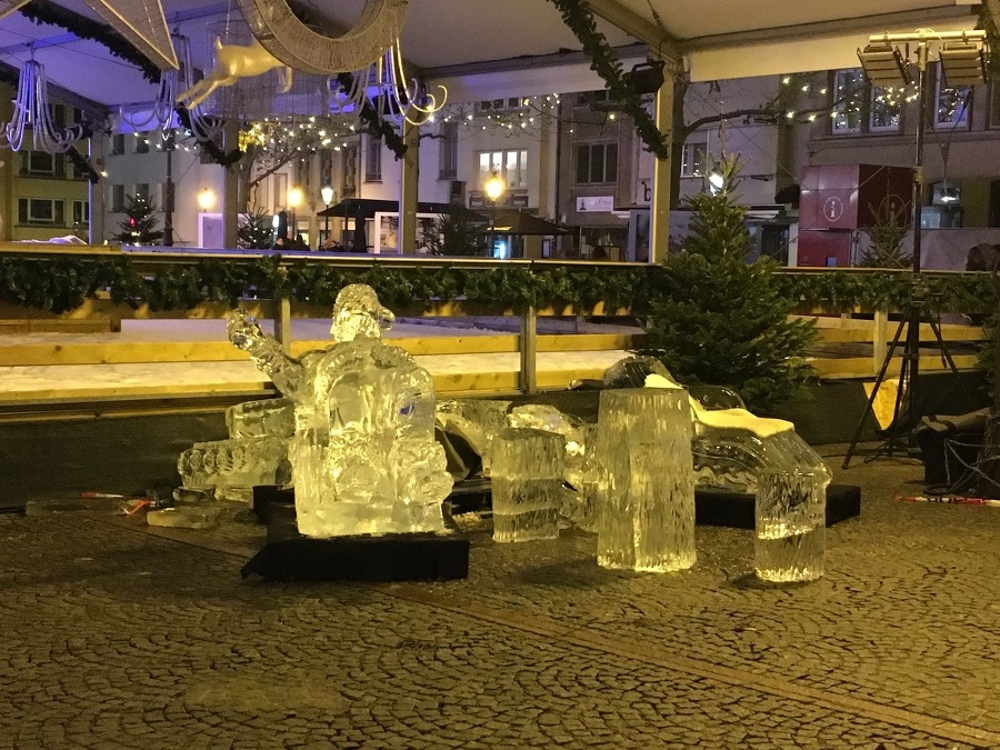 Pád ľadovej sochy zabil