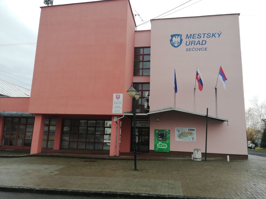 Odvolací školský orgán sídli na mestskom úrade v Sečovciach, kde v danej veci prerušili konanie.