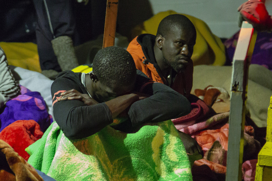 Zachránení migranti na lodi